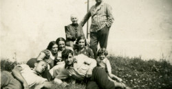 Sniatyn-lata-30-te-Maly-Tadeusz-Prababcia-Aniela-Amirowiczowa-pierwszy-z-prawej-Stanislaw-Axentowicz-nad-nim-Mama-Tadeusza-Maria-Kaczynska.jpg.jpg