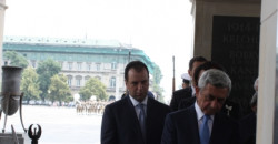 Prezydent-Armenii-Serze-Sarkisjan-przy-Grobie-Nieznanego-Zolnierza-w-Warszawie-25.06.2013-r.-1.JPG
