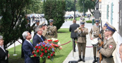 Prezydent-Sarkisjan-przed-tablic-upamietniajaca-Jadwige-Zarugiewiczowa.jpg