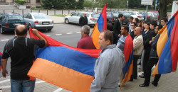 Protest-Ormian-pod-Ambasad-Republiki-Wgier-w-Warszawie-01.09.2012-8-fot.-R.-Tokarczyk.jpg